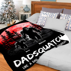 Dadsquatch, wie ein Papa, einfach viel mehr Squatchy – personalisierte Decke 