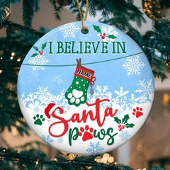 I Believe In Santa Paws - Adorno de cerámica circular con medias navideñas, adorno navideño decorativo personalizado para perros y gatos